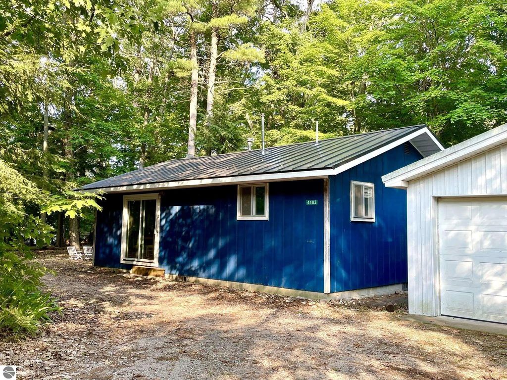 4483 Hickory Avenue, Honor