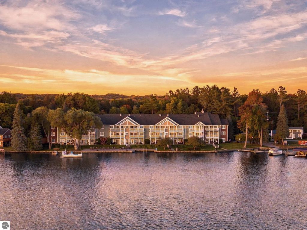 1246 Sunnyside Drive #204, Cadillac