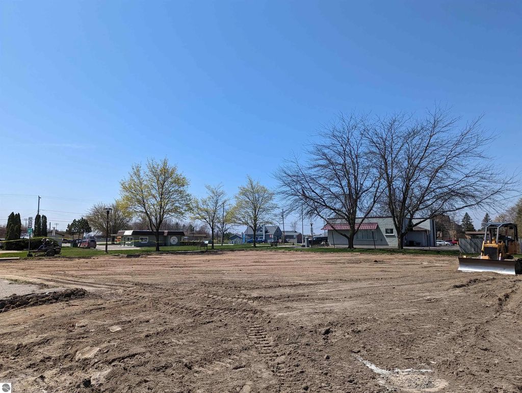 100 W Huron, Au Gres