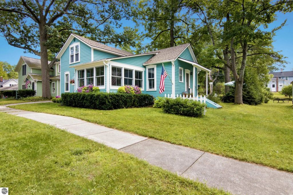 613 Traverse Street, Elk Rapids