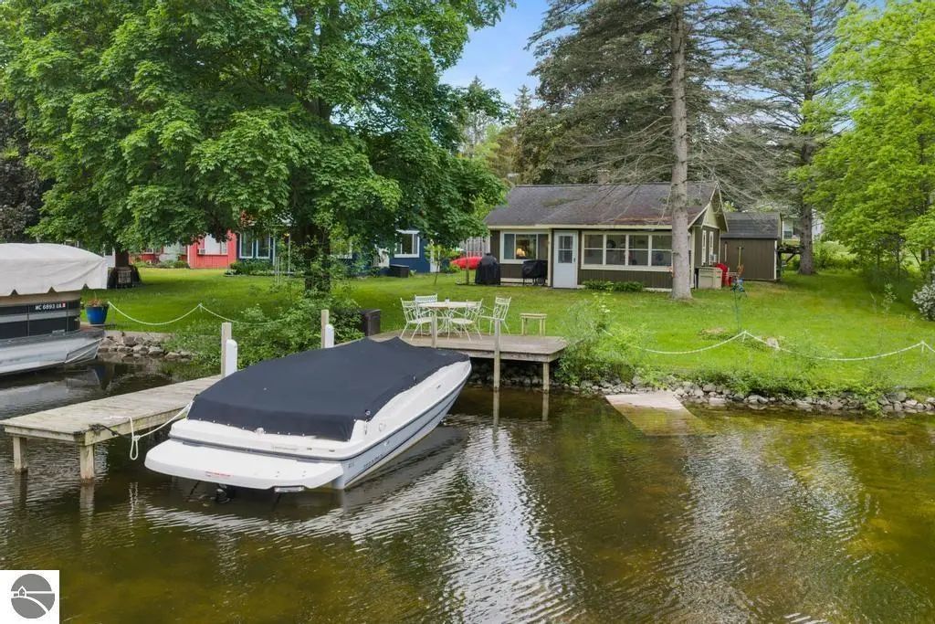 7752 Maple Street, Central Lake
