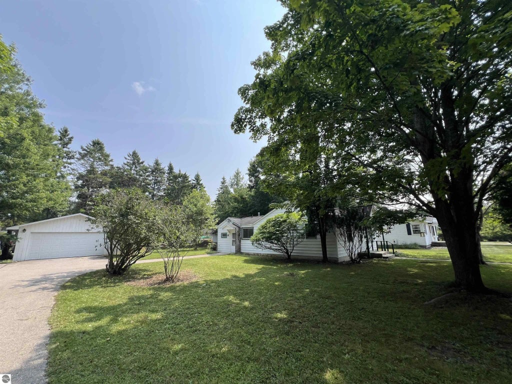 408 Burns, Charlevoix