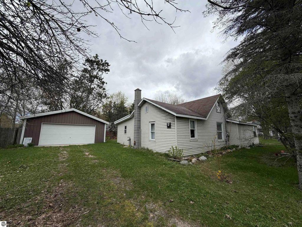 110 W Carl Street, Buckley