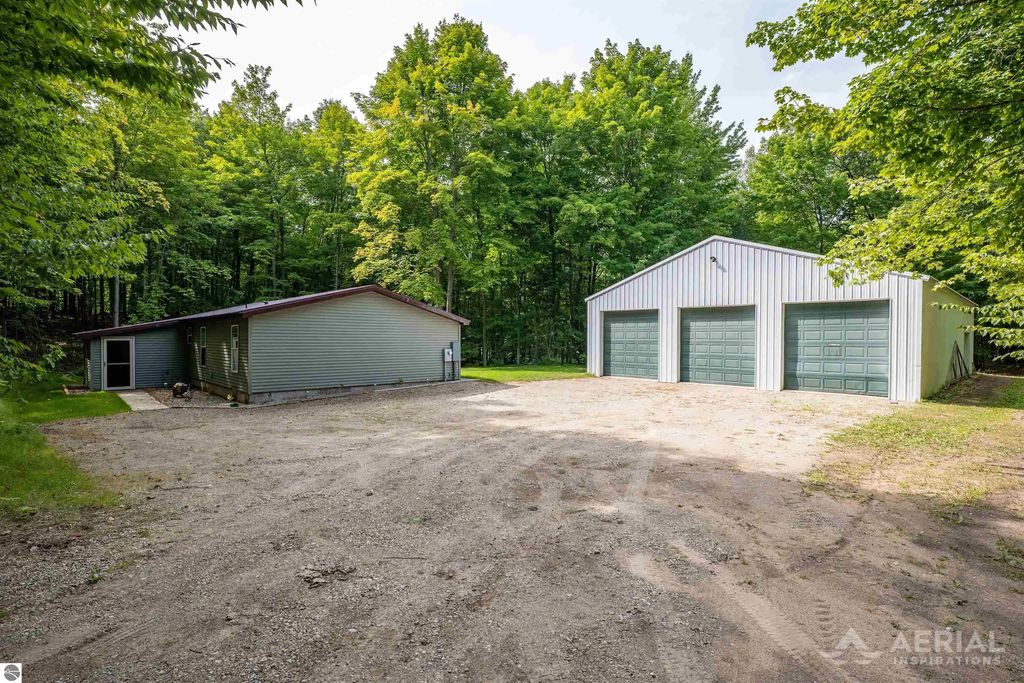 4949 N M-33, Rose City