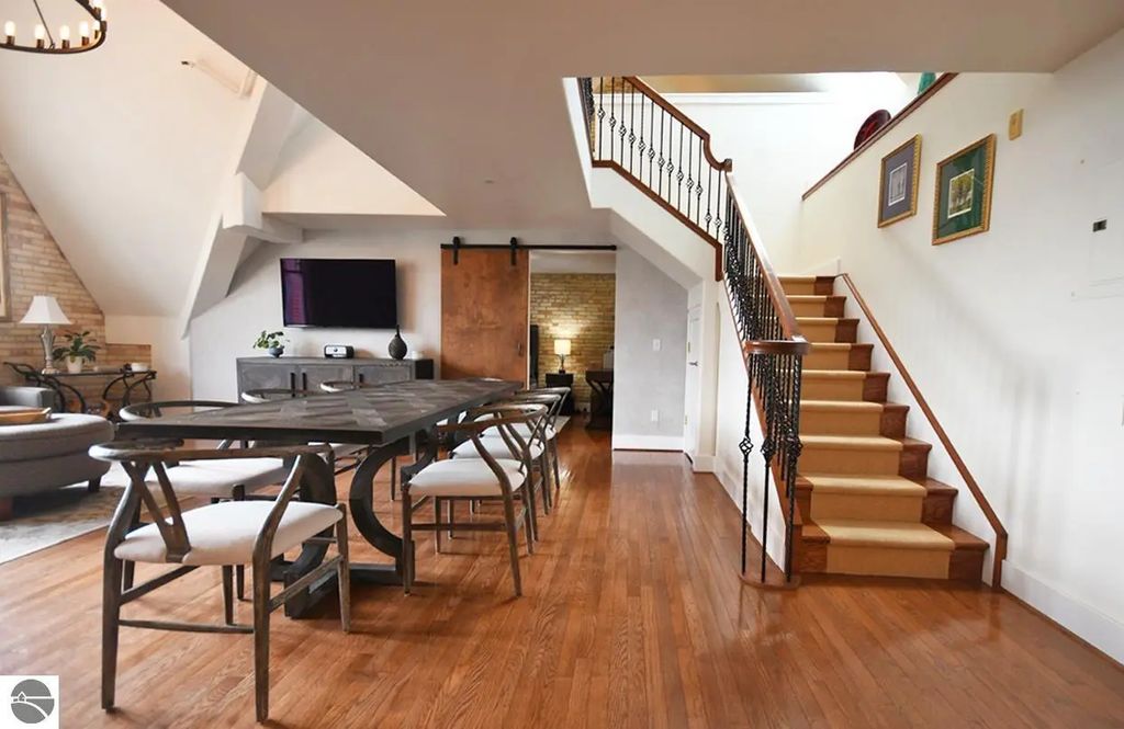 810 Cottageview Drive #302, Traverse City