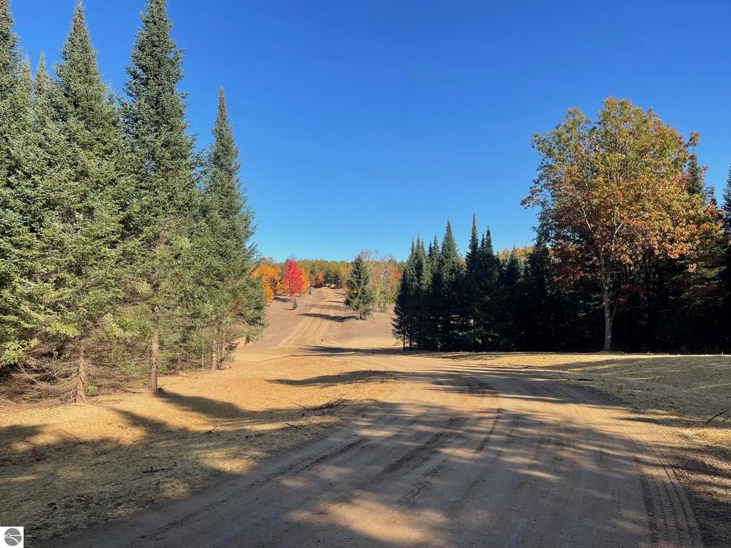 5698 Sw Old Oak Trail, Fife Lake