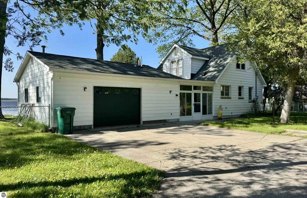 1043 Cranberry Pike, East Tawas