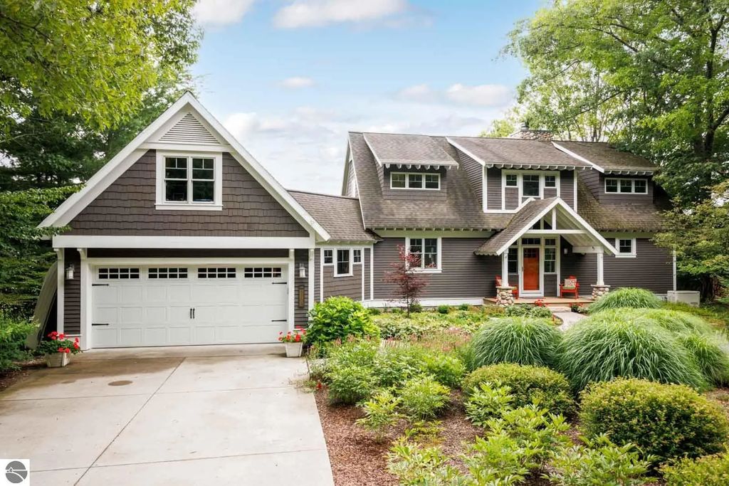 1164 E Traverse Lake Road, Cedar