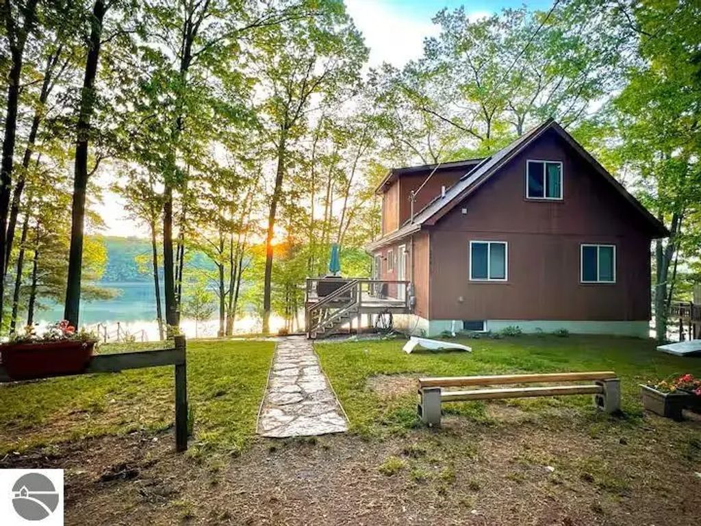 18819 Lakewood Circle, Lake Ann