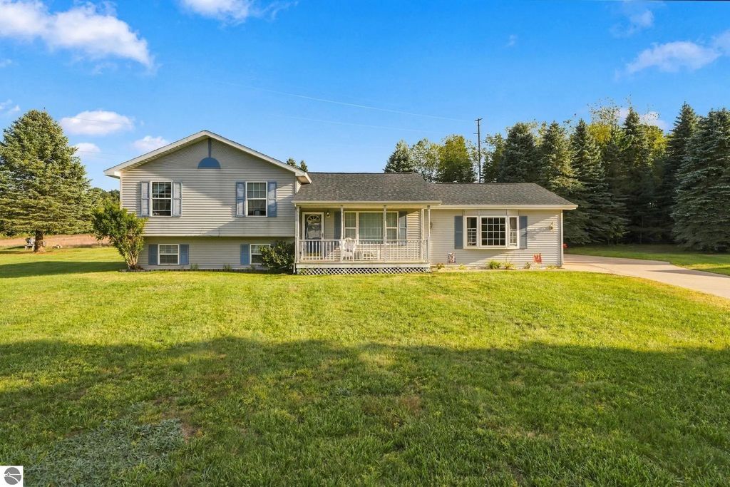 2005 Holland Circle, Traverse City