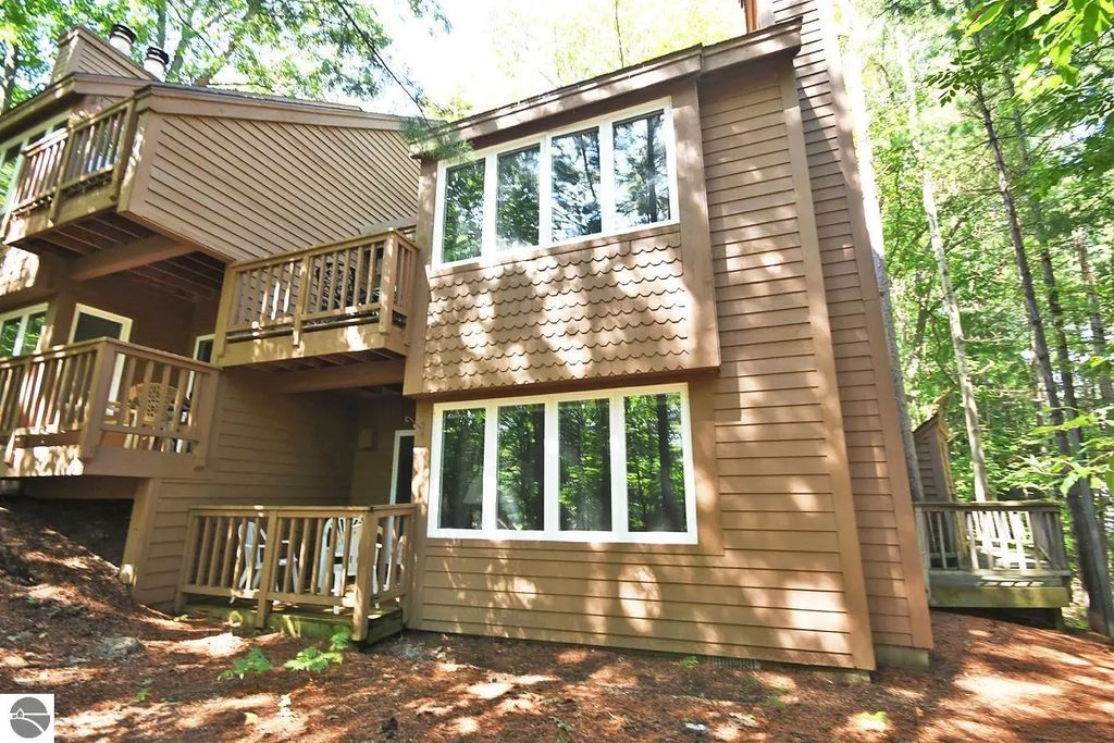 18 South Village, Glen Arbor