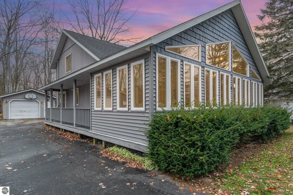 7549 Hillsdale Drive, Hale