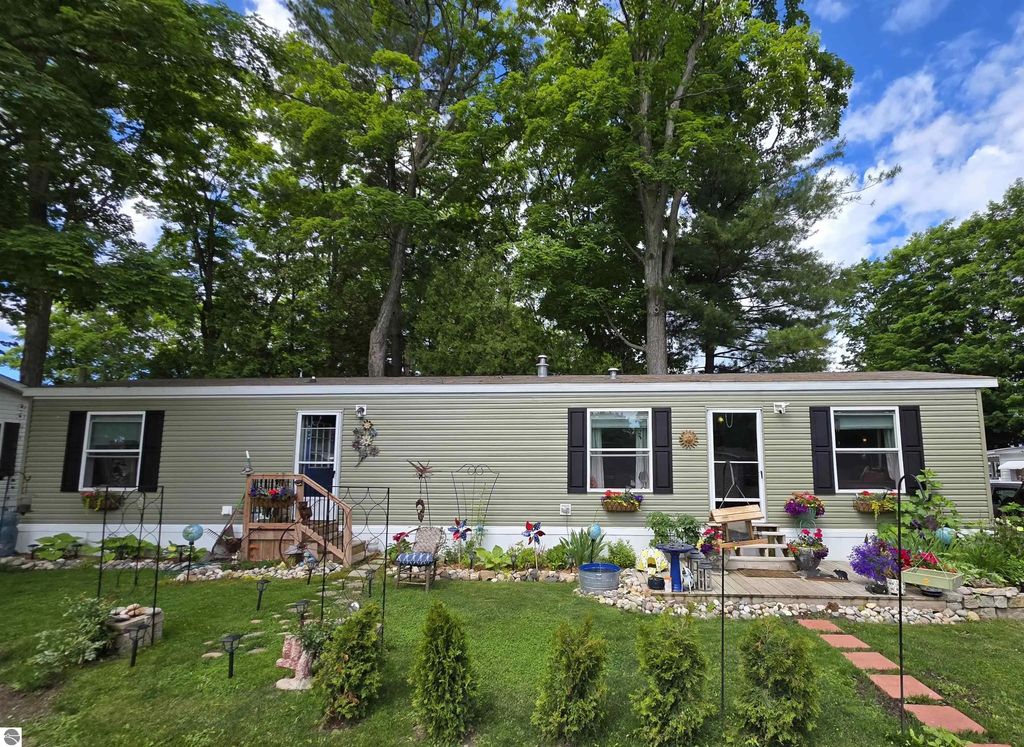 616 Shadywood Street, Elk Rapids