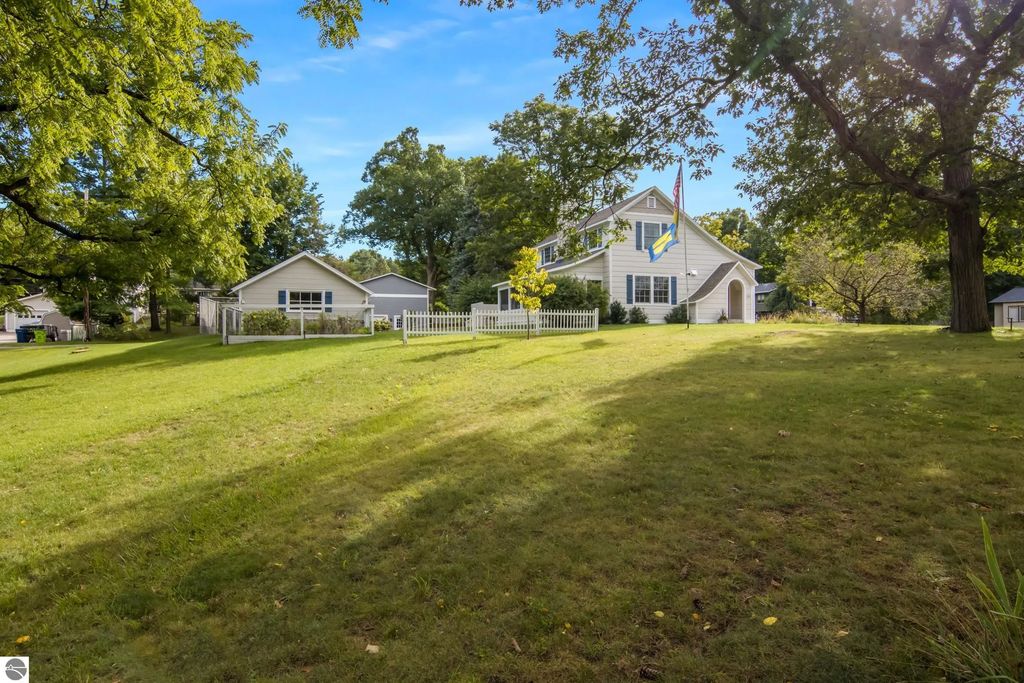 331 W Sixteenth Street, Traverse City