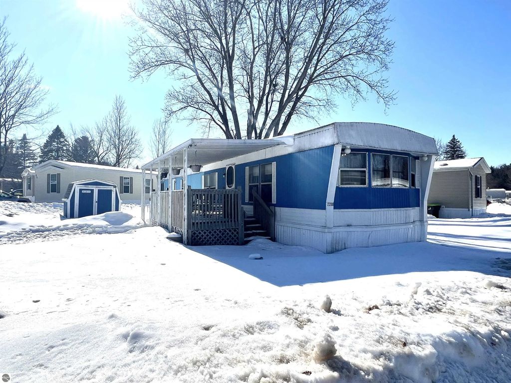2201 Country Acres Drive, Cadillac