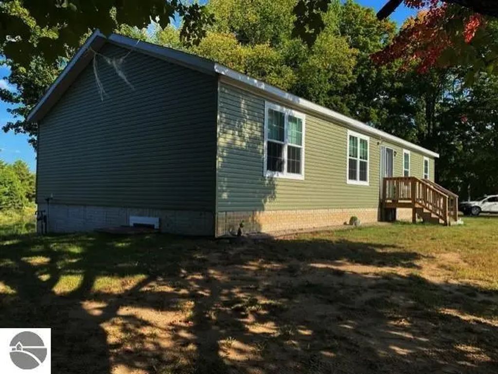 584 Gitchegumee Drive, Buckley
