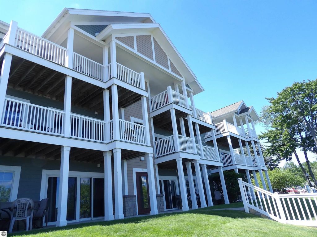 1246 Sunnyside Drive 205, Cadillac