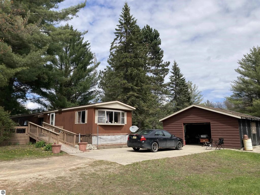 4325 S Peach Lake Road, West Branch