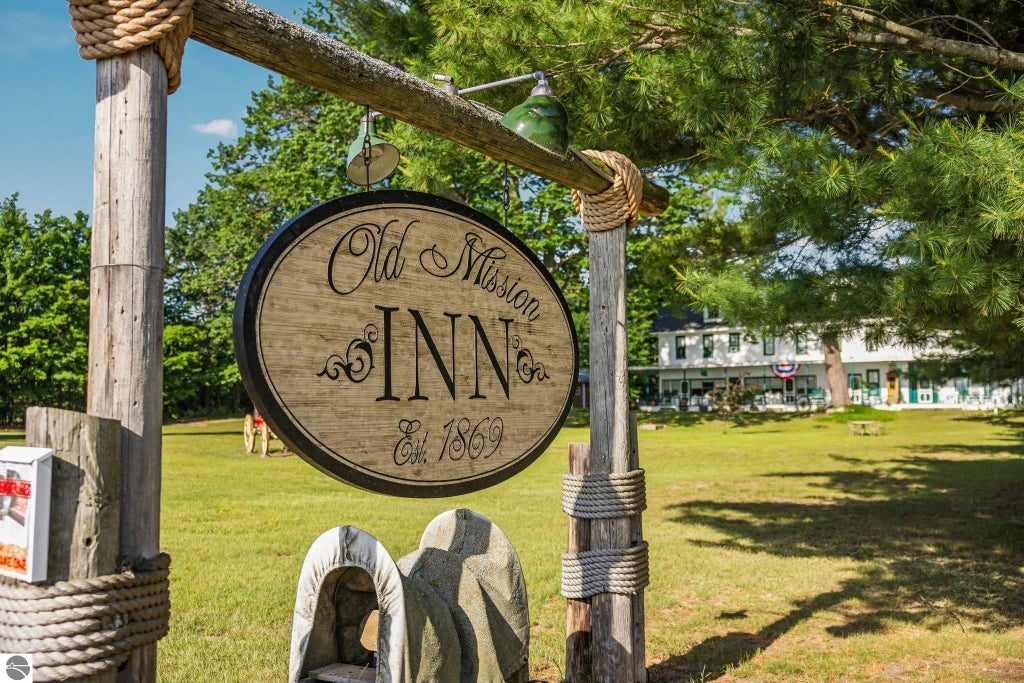 18599 Mission Road, Traverse City