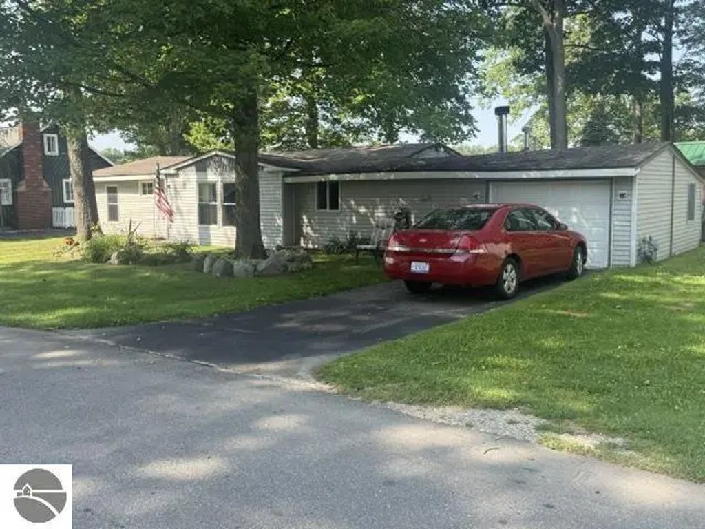 103 Visnaw Street, Houghton Lake