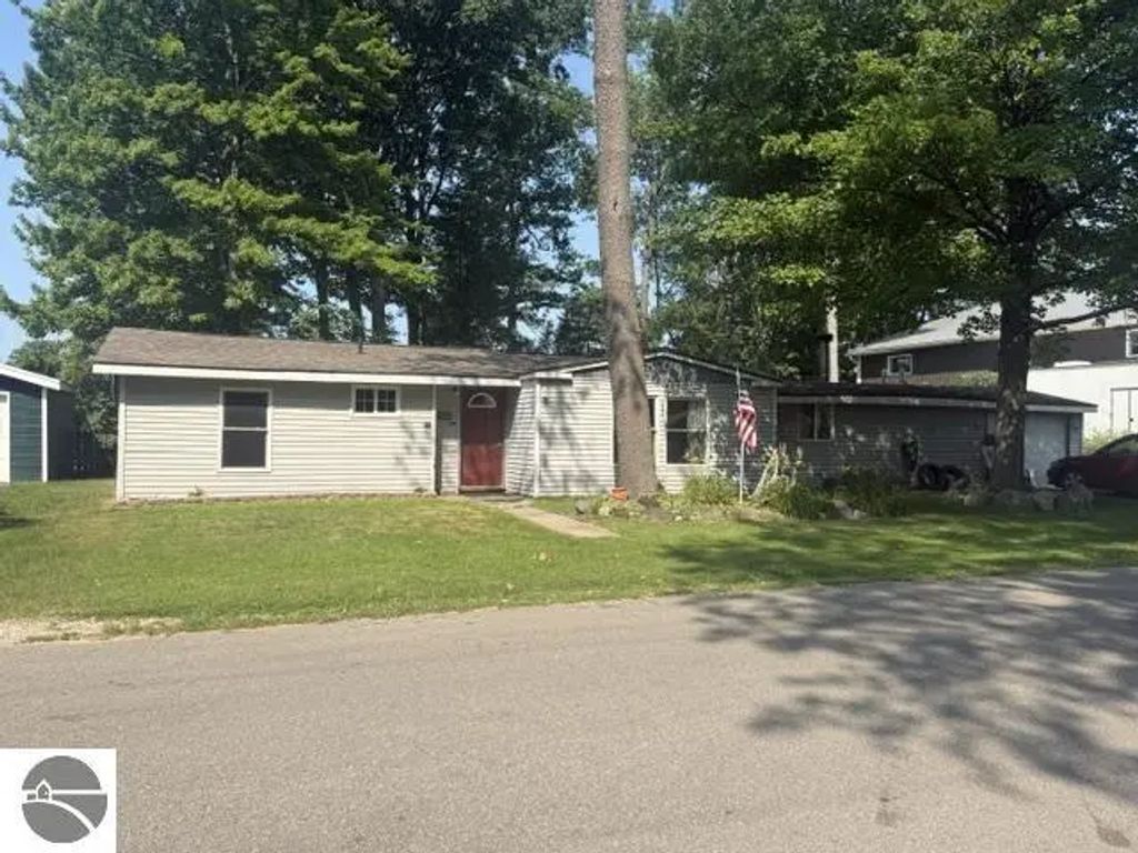 103 Visnaw Street, Houghton Lake
