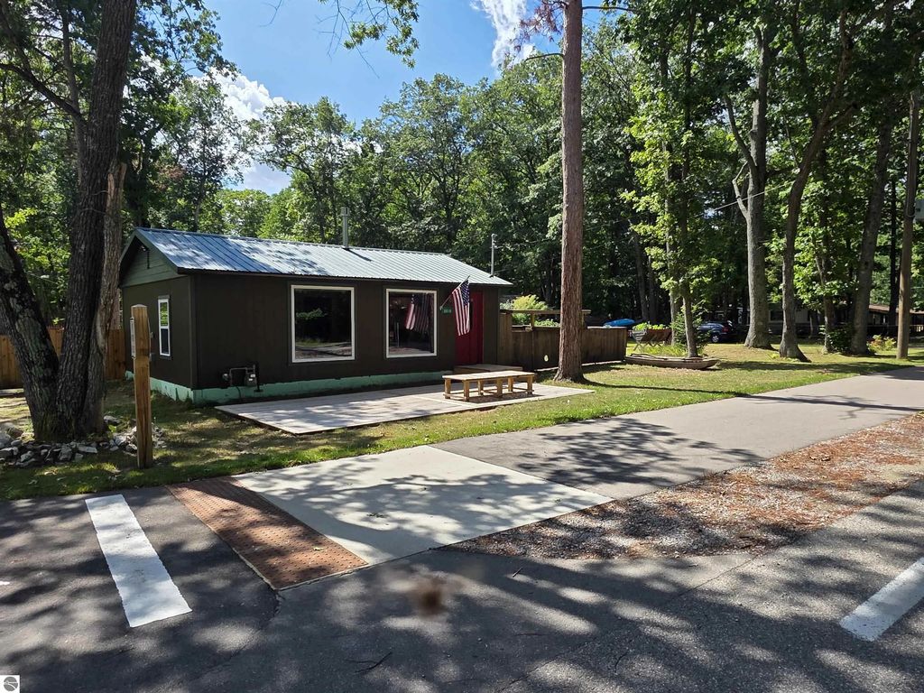 2010 W River, Oscoda