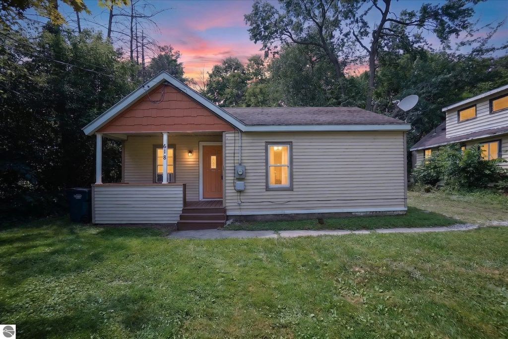 618 S Magnolia Drive, Lansing