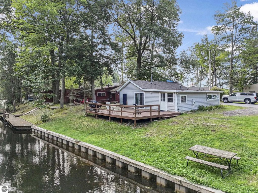 256 W Lake Drive, Cadillac