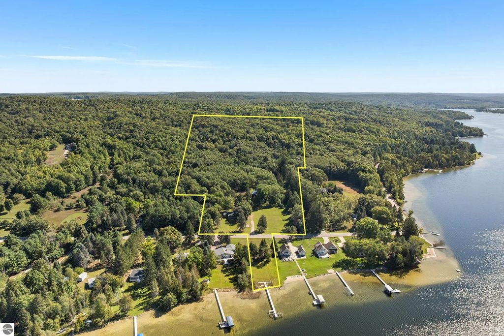 418 N Intermediate Lake Road, Central Lake