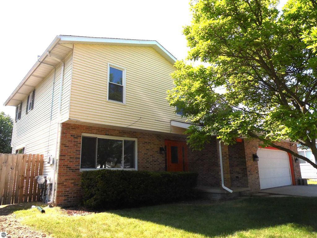 1191 N Frost Drive, Saginaw