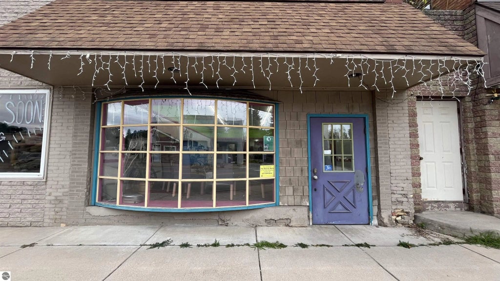 2433 N Main Street, Central Lake