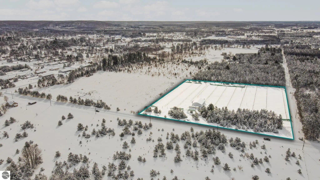 808 Kresnak Road, Mancelona