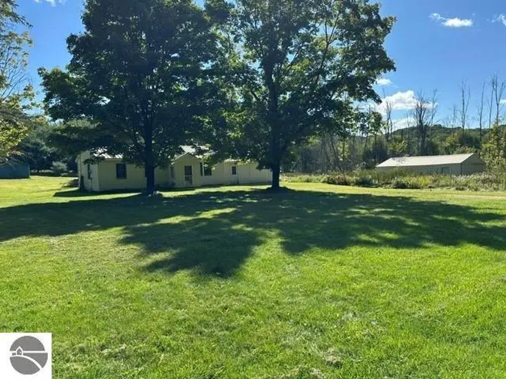2032 Devlin Road, Central Lake