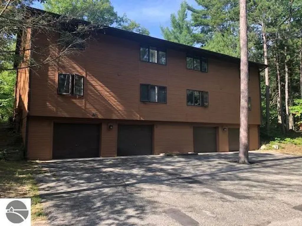 3814 Maid Marian Lane, Traverse City