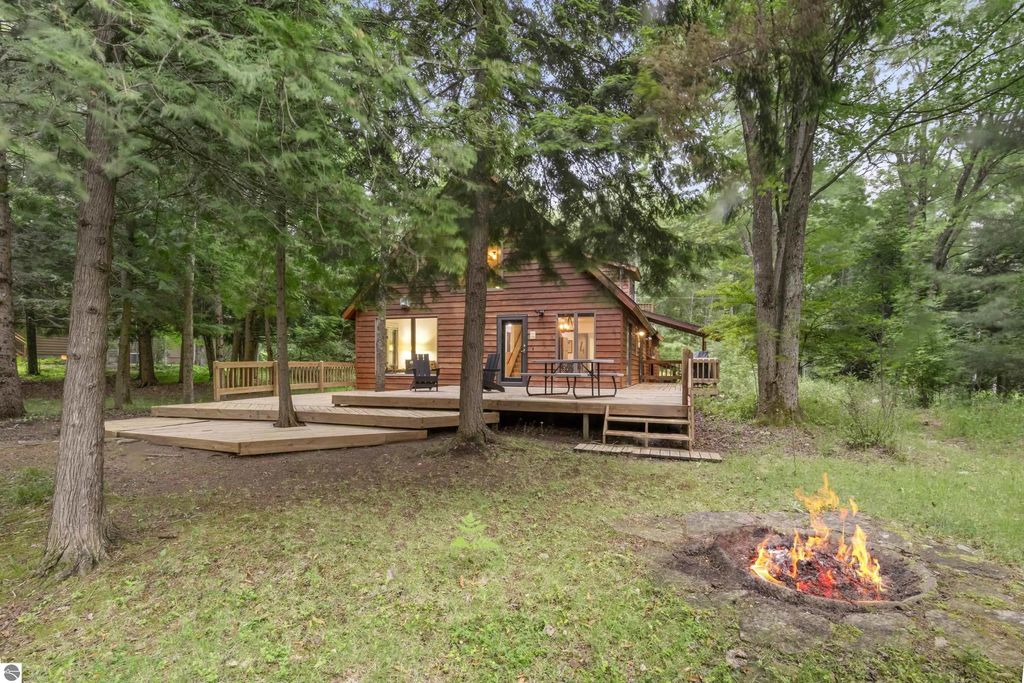 15620 Betsie River Drive, Thompsonville