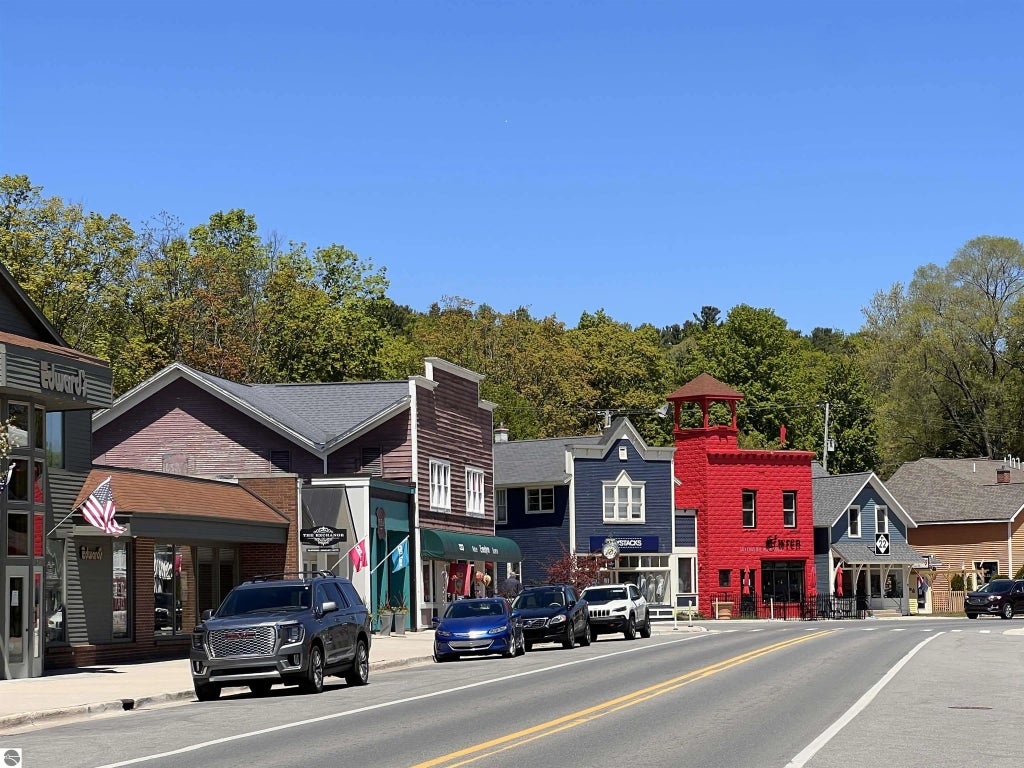 E Lovers Lane, Suttons Bay