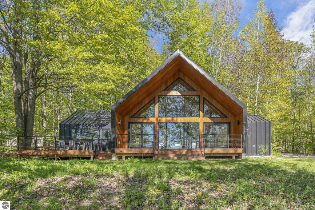 5091 Miles Road, East Jordan