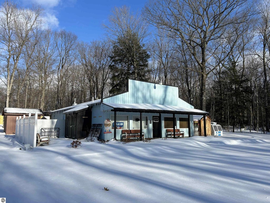 8294 Deadstream Road, Honor