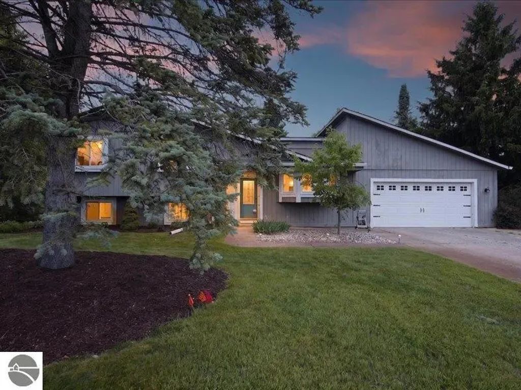 1505 Commerce Pines Drive, Commerce Township