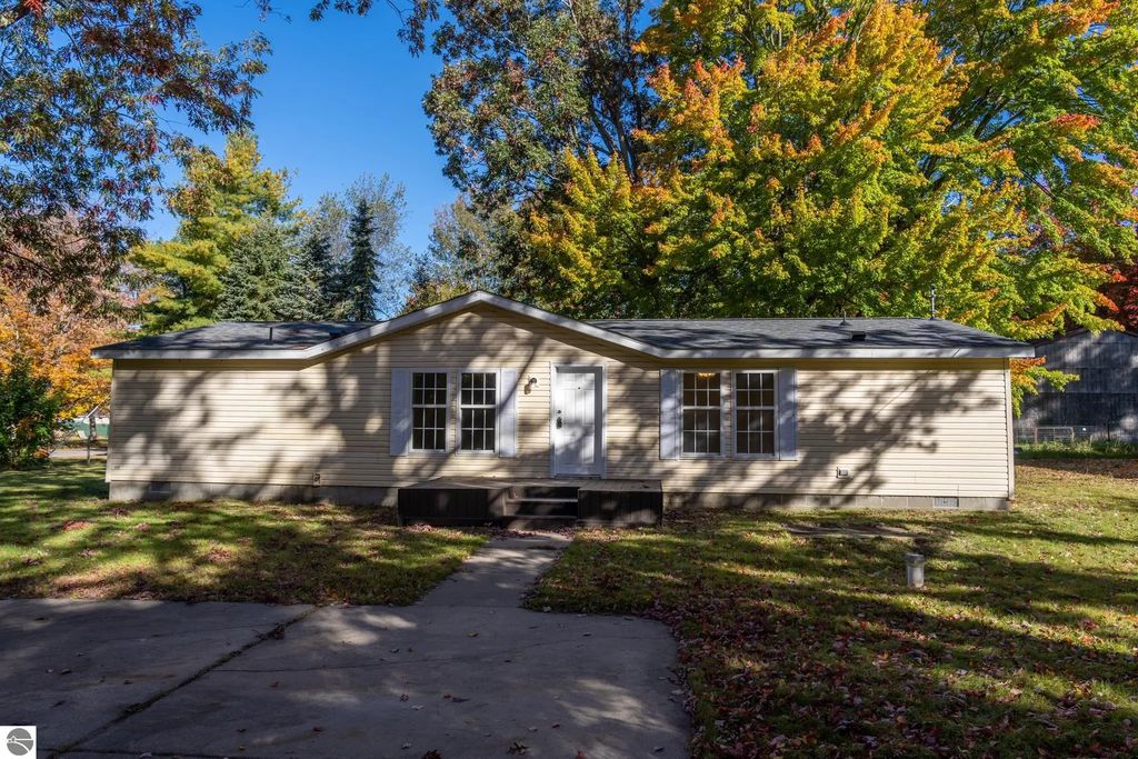 6916 Danes Drive, Houghton Lake
