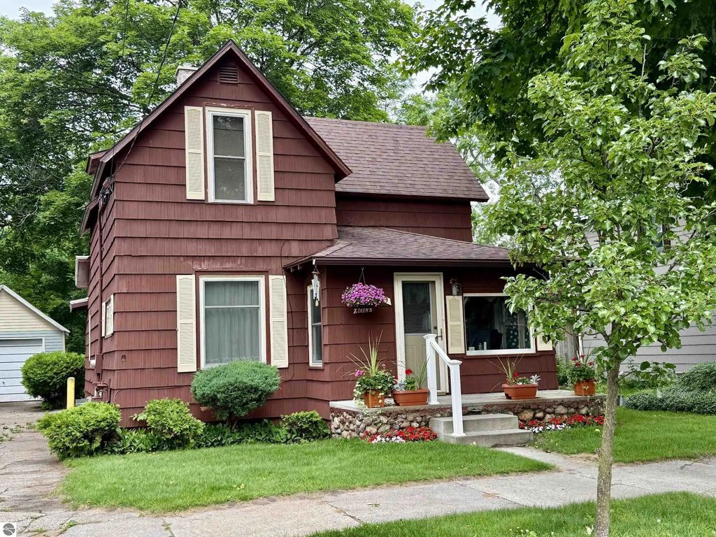 1009 1st Avenue, Cadillac
