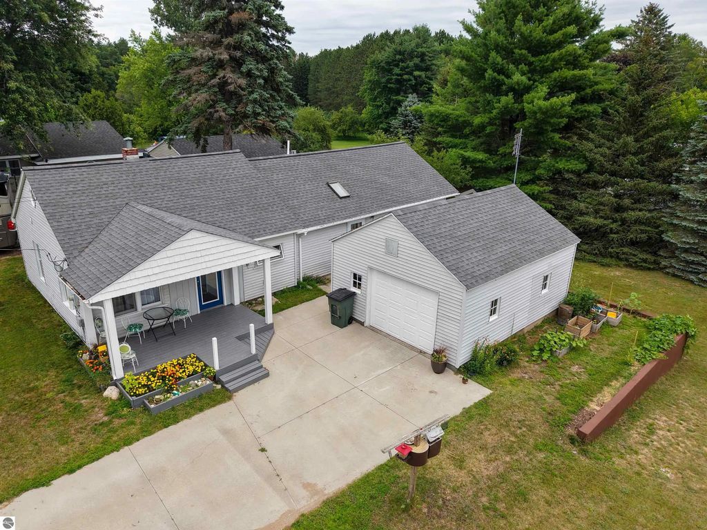 713 S Maple, Manton