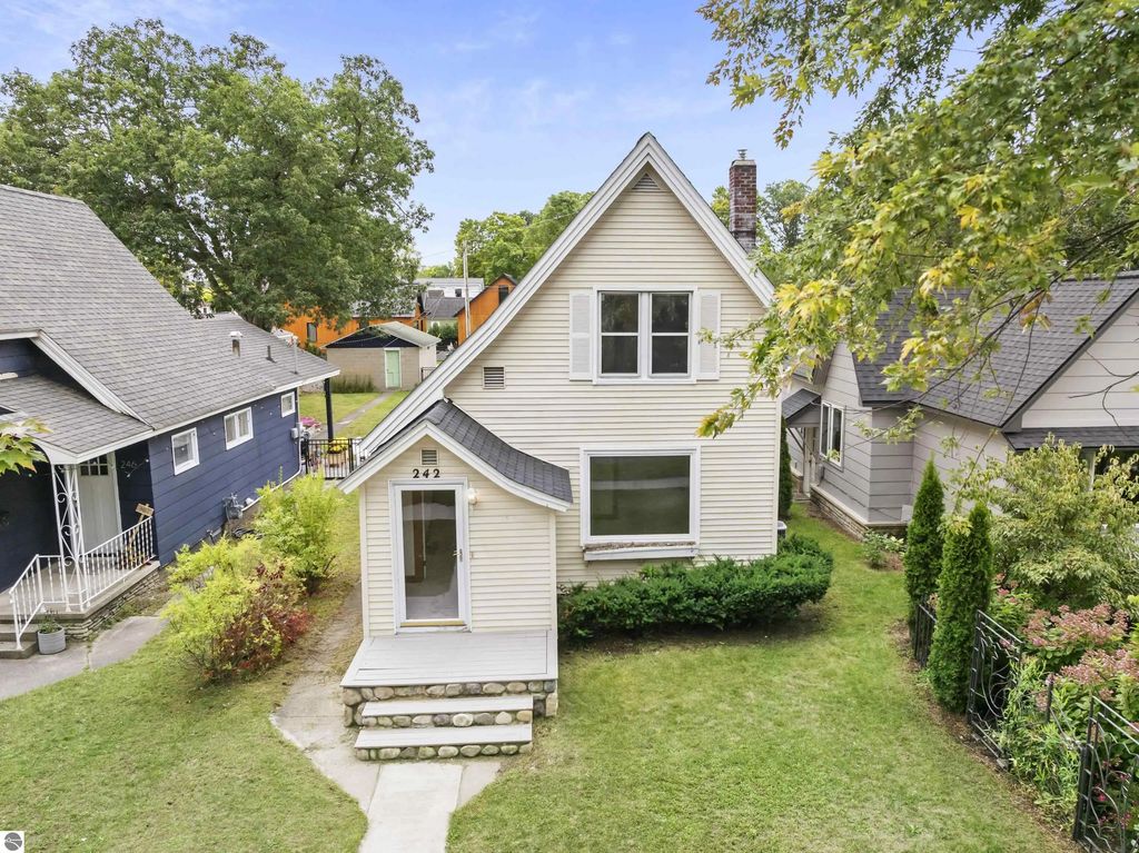 242 E Tenth Street, Traverse City