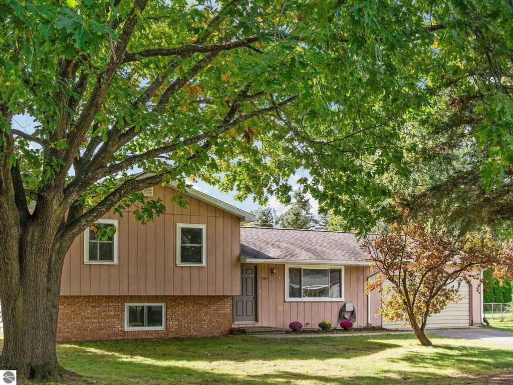 5949 Donna Court, Traverse City