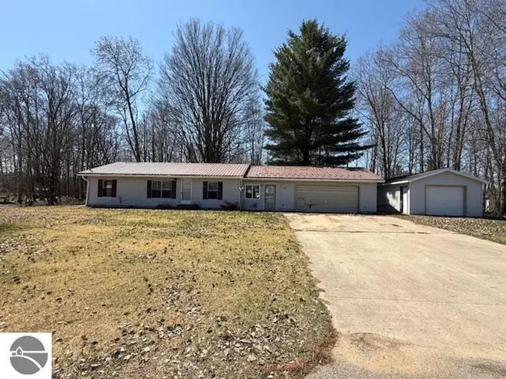 559 Gitchegumee Drive, Buckley