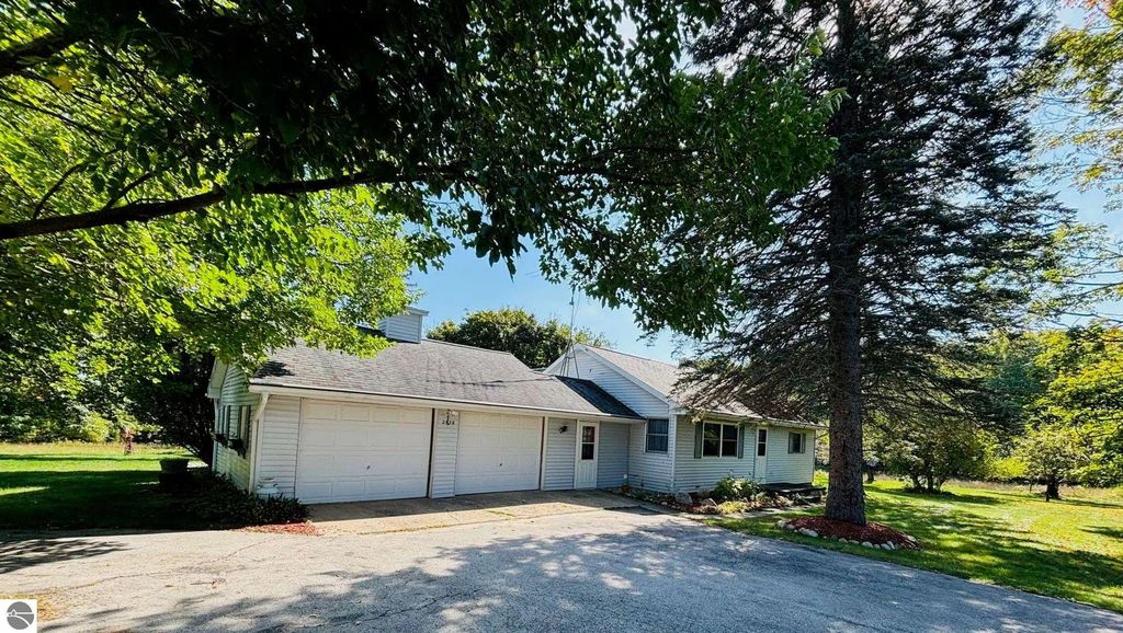 2528 Muckle Road, Central Lake