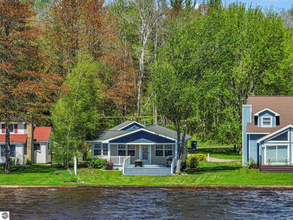 3151 W Lake Mitchell Drive, Cadillac