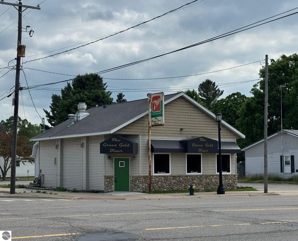 201 W 7th Street, Evart