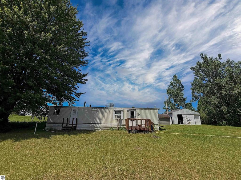 1395 E Duck Lake Road, Grawn