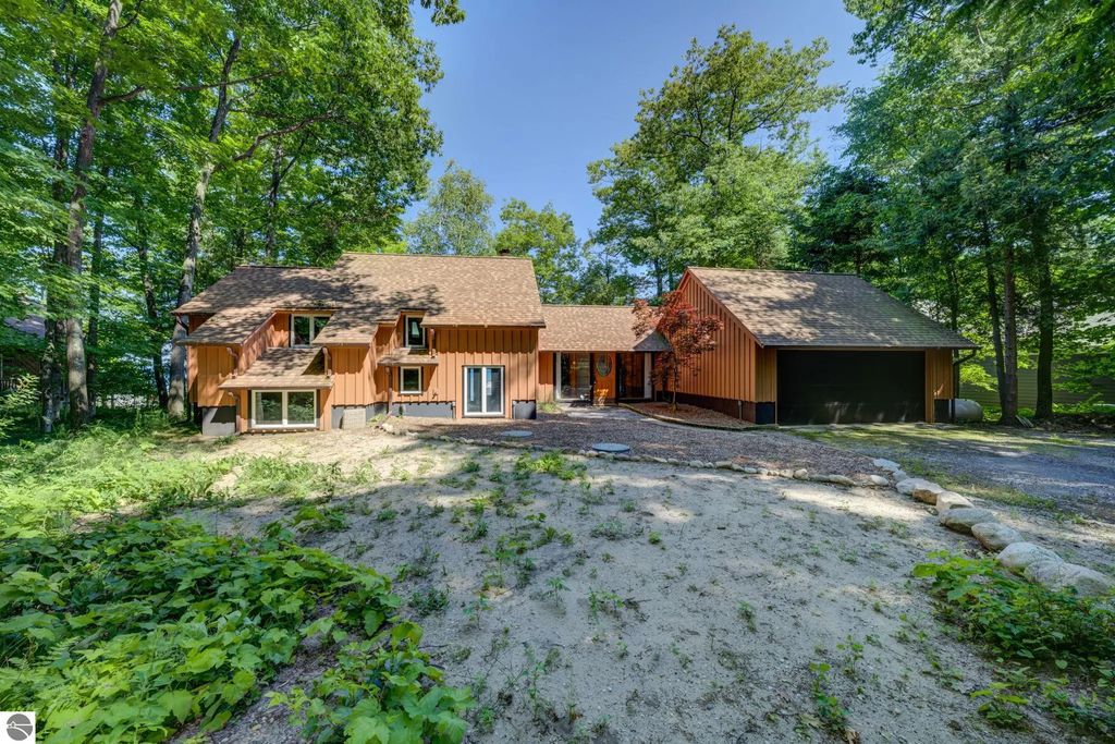 4626 N Omena Point Road, Omena
